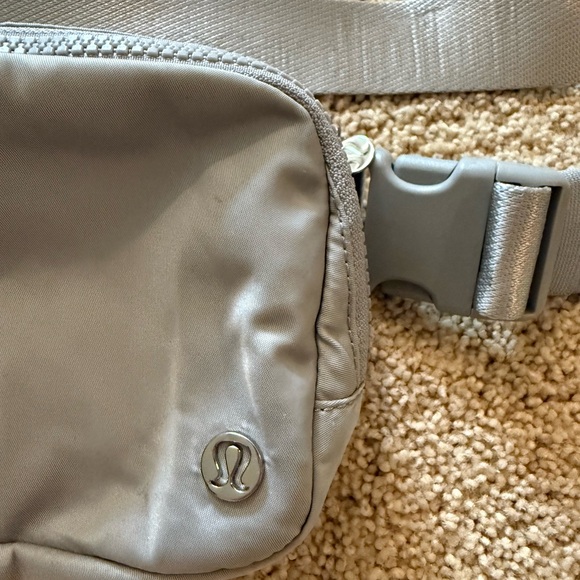 Lululemon grey belt bag 1L - Picture 2 of 4